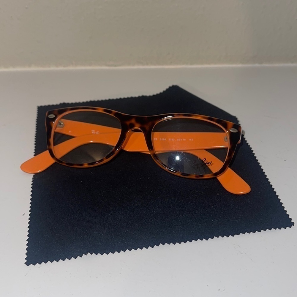 Ray Ban Wayfarer RX 5184 
Orange tortoise color